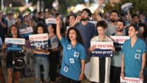 יו"ר ארגון מרשם, ריי ביטון, בהפגנת רופאים מתמחים בתל אביב נגד דחיית קיצור התורנויות  (צילום: אלעד גוטמן)