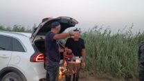 אחד החשודים בגניבת דגים נתפס על חם על ידי חיילי משמר הגבול (צילום: דוברות המשטרה)
