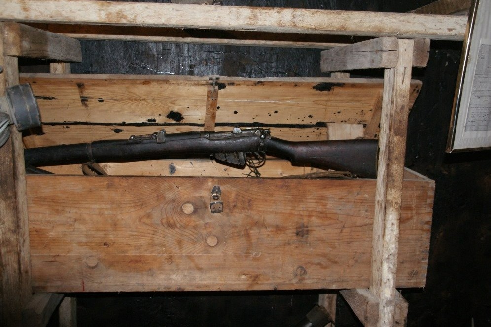 רובה משנות ה-40 שגנב מהסליק במשמר השרון (צילום: המועצה האזורית עמק חפר)