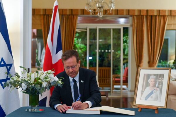 הנשיא הרצוג חותם בספר הניחומים בשגרירות בריטניה בישראל (צילום: קובי גדעון/ לע״מ)