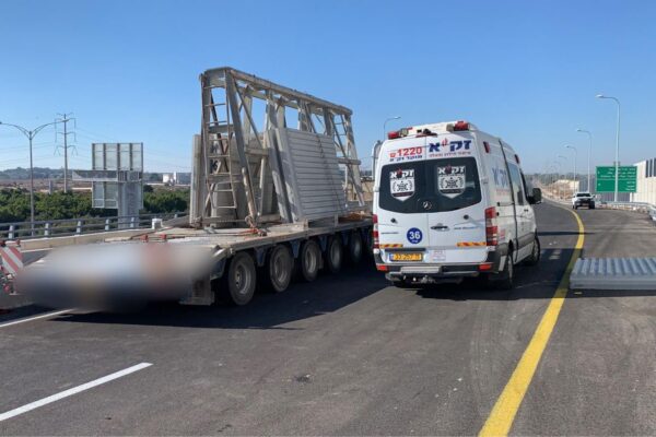 זירת התאונה סמוך לנווה ימין (צילום: דוברות זק"א)