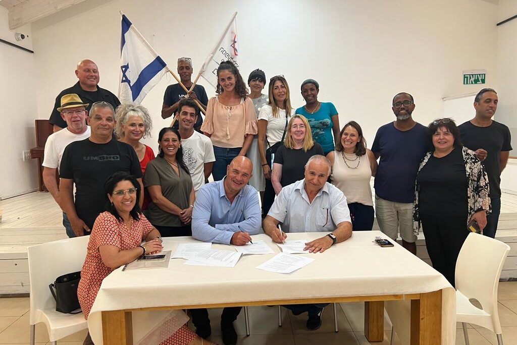 עובדי מל"י בחתימה על ההסכם (קרדיט: דוברות ההסתדרות) עובדי מל"י בחתימה על ההסכם (קרדיט: דוברות ההסתדרות)