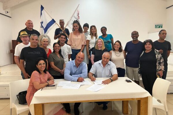 עובדי מל"י בחתימה על ההסכם (קרדיט: דוברות ההסתדרות)
