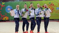 נבחרת ישראל בהתעמלות אמנותית עם מדליית הכסף באליפות העולם (צילום: איגוד ההתעמלות בישראל)