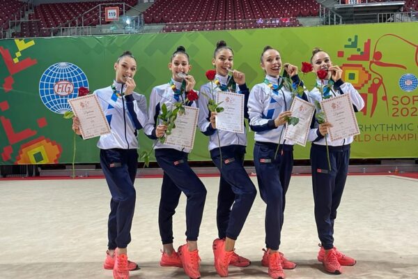 נבחרת ישראל בהתעמלות אמנותית עם מדליית הכסף באליפות העולם (צילום: איגוד ההתעמלות בישראל)