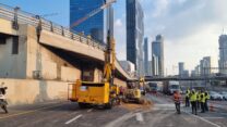 עבודות לתיקון הבולען שנפער בנתיבי איילון, סמוך ליציאה למחלף השלום (צילום: דוברות נתיבי איילון)