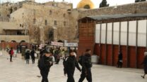 שוטרים מאבטחים את רחבת הכותל בתקופת החגים (צילום ארכיון: דוברות המשטרה)