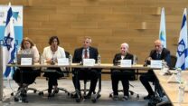 ישיבה ראשונה של ועדת סל הבריאות לשנת 2023. מימין: מנכ"ל משרד הבריאות פרופ' נחמן אש, יו"ר הוועדה פרופ' דינה בן יהודה, שר הבריאות ניצן הורוביץ, מנהלת חטיבת טכנולוגיות רפואיות, מדע ומחקר במשרד הבריאות ד"ר אסנת לוקסנבורג, ומנהלת המחלקה, מגר. טל מורגנשטרן (צילום: דוברות משרד הבריאות)