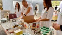 ארגון עובדי קק"ל בהתנדבות לקראת החגים (צילום: אמיר הרמס)