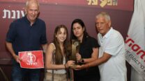 דריה אטמנוב מקבלת את פרס ספורטאית השנה של הפועל, מיורם אורנשטיין, מנכ"ל מרכז הפועל (צילום: יוסי לזרוף)