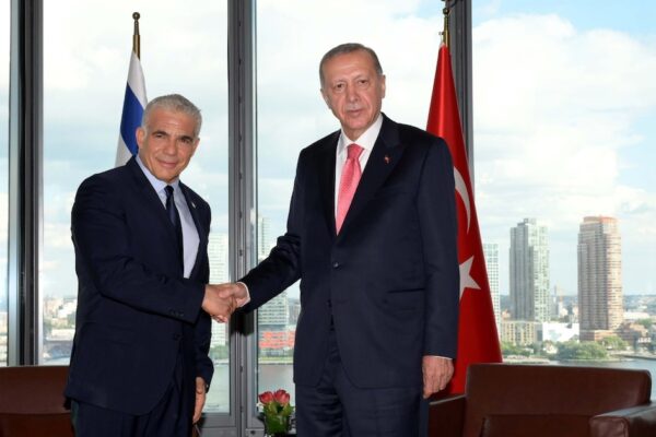 ראש הממשלה יאיר לפיד ונשיא טורקיה רג׳פ טאיפ ארדואן במהלך פגישתם בשולי עצרת האומות המאוחדות בניו יורק (צילום: אבי אוחיון, לע"מ)