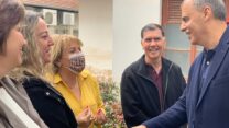 ראש עיריית כפר סבא רפי סער עם עובדי העירייה 
(צילום: דוברות עיריית כפר סבא)
