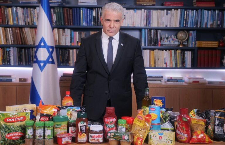 Prime Minister Yair Lapid with the line of food products whose prices should decrease following the reform of import standards. (Photo: no credit)