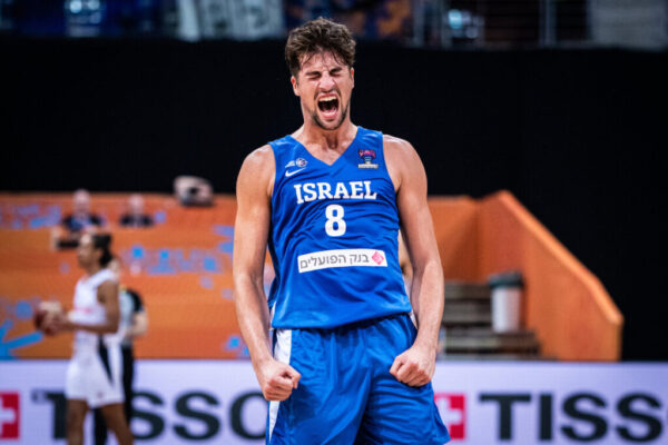 דני אבדיה בניצחון נבחרת ישראל על הולנד ביורובאסקט (צילום: FIBA)