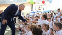 ראש הממשלה לפיד בפתיחת שנה בבת הספר 'ניצני המדע' ברחובות (צילום:  עמוס בן גרשום /לע"מ)