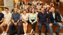 יו"ר דירקטוריון עמל אלכס מילר (מימין), יו"ר ההסתדרות ארנון בר-דוד, מנכ"לית עמל קארן טל (במרכז) ומנכ"ל ההסתדרות ורמ"ט יו"ר ההסתדרות עו"ד אופיר אלקלעי (שני משמאל) עם תלמידים ממדינות חבר העמים בביה"ס עמל להייטק ואמנויות ע"ש פרס בתל אביב (צילום: דוברות ההסתדרות)