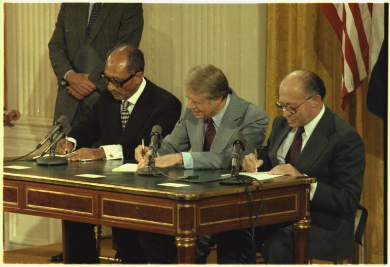 ראש ממשלת ישראל מנחם בגין, נשיא ארה&quot;ב ג'ימי קרטר ונשיא מצרים אנואר סאדאת בחתימת הסכמי קמפ דייויד בבית הלבן, 17 בספטמבר 1978 (צילום: הארכיון הלאומי של ארצות הברית)