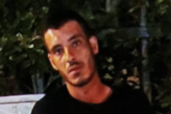 מוסא צרצור, תושב קלקיליה בן 28 החשוד ברצח קשישה בחולון (צילום: דוברות המשטרה)