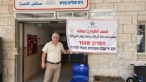 ד"ר נג'יב נסראללה, מנהל המרכז לרפואה דחופה בבית החולים האנגלי בנצרת על רקע חדר המיון הסגור (צילום: דפנה איזברוך)