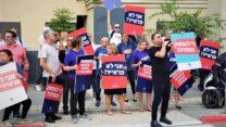 הפגנה מול ביתו של מנכ"ל חברת שסטוביץ' (צילום: ההסתדרות)