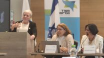 יו"ר ועדת סל הבריאות, פרופ' דינה בן יהודה (משמאל), בישיבה ראשונה של ועדת הסל. יושבות: מימין: ד"ר אסנת לוקסנבורג ומגר. טל מורגנשטרן (צילום: דפנה איזברוך)