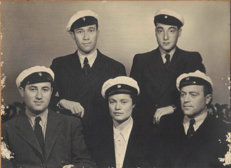 יצחק צבי (למעלה מימין), עם אחיו: אבנר (למעלה משמאל), משה (למטה, מימין), שרה ודוד, 1946 (צילום: אלבום פרטי)