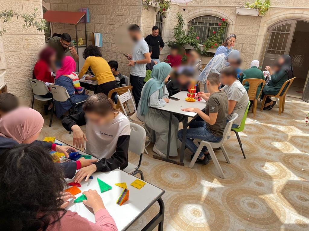 בית הקפה הקהילתי בבית הספר אל בסמה במזרח ירושלים (צילום: תאלא אבו גרביה)