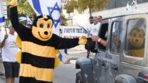 חלוקת דבש בהפגנת הדבוראים והחקלאים ליד בית שר החקלאות במשמר דוד (צילום: ארגון מגדלי הדבורים)