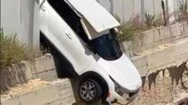 רכב איבד שליטה וכמעט נפל לבור בראשון לציון (צילום: דוברות כבאות והצלה)