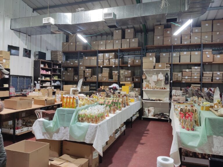מחסן המכוורת הוא גם החנות. 800 כוורות ברחבי הארץ מייצרות עשרות טונות דבש בשנה (צילום: מאיה רונן)