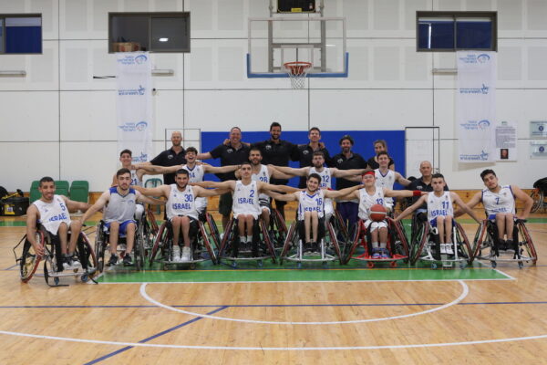 נבחרת העתודה של  ישראל בכדורסל בכיסאות גלגלים (צילום: קרן איזיקסון)