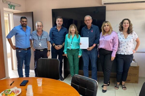 חתימת הסכם קיבוצי בתיאטרון בית לסין (צילום: דוברות ההסתדרות)