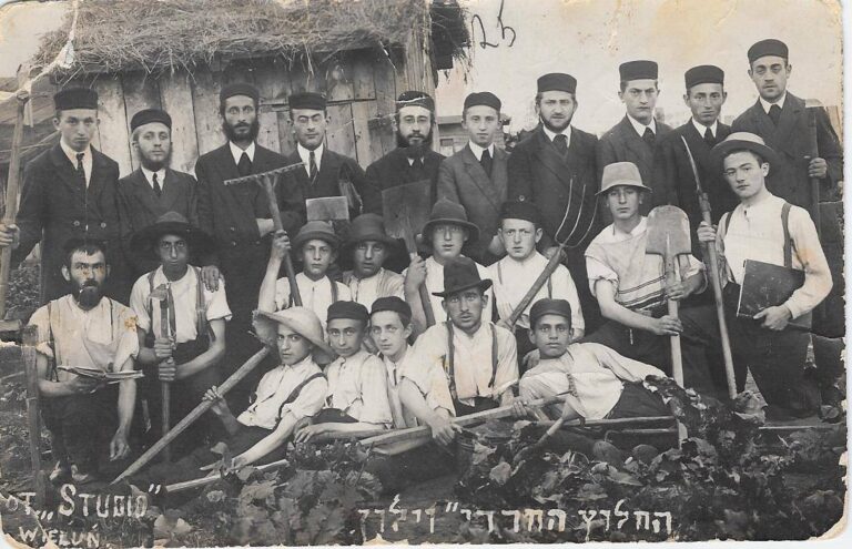 Poalei Agudat Israel in the Polish city of Wieluń. A minority of them immigrated to Israel, founding fourteen settlements. (Photo: HaHalutz HaHaredi)
