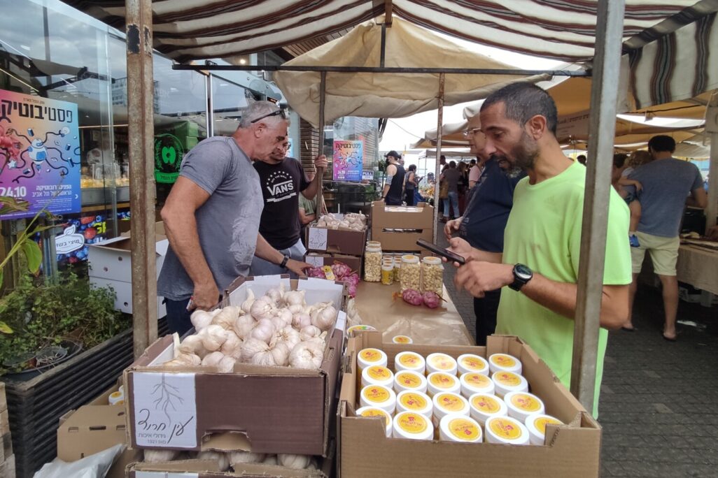 דוכן למכירת שום ישראלי בשוק האיכרים בנמל תל אביב (צילום: מאיה רונן)