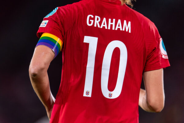 קפטנית נבחרת נורבגיה, קרוליין גרהם, עם סרט בצבעי דגל הגאווה (צילום: Vegard Grøtt / BILDBYRÅN )