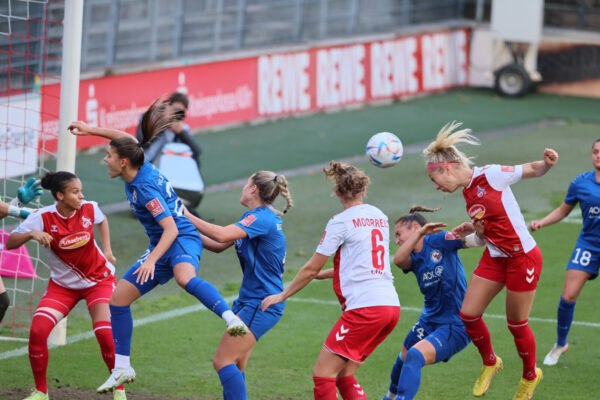 שרון בק (מימין) במדי קלן נוגחת את השער הראשון במשחק מול טורבינה פוטסדאם בבונדסליגה (צילום: IMAGO/Herbert Bucco via Reuters Connect)
