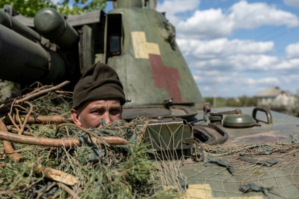 חייל אוקראיני מביט מטנק סמוך לעיר לימן במחוז דונצק, הסמוכה לגבול עם רוסיה, במהלך הלחימה בין רוסיה לאוקראינה, 28 באפריל 2022 (צילום ארכיון: REUTERS/Jorge Silva)