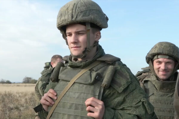 צעירים מתגייסים לצבא רוסיה (צילום: Russia Ministry of Defence via EYEPRESS)