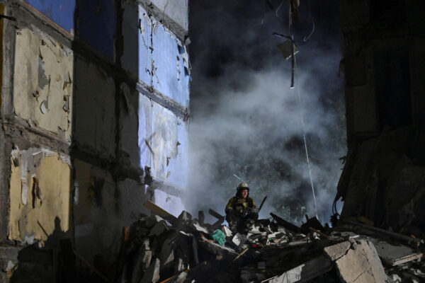 לוחם הצלה אוקראיני בהריסות בניין בזפוריז'יה, זמן קצר אחרי הפגזה  (צילום ארכיון: REUTERS/Stringer)