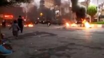 מפגינים במחאת החיג'אב הטהרן נגד השלטון (צילום: via REUTERS)