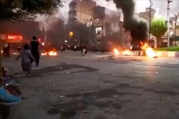 מפגינים במחאת החיג'אב הטהרן נגד השלטון (צילום: via REUTERS)