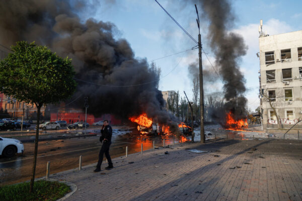 מכוניות עולות באש לאחר מתקפת הטילים הרוסית על קייב, אוקראינה (צילום: ולנטין אוגירנקו/רויטרס)