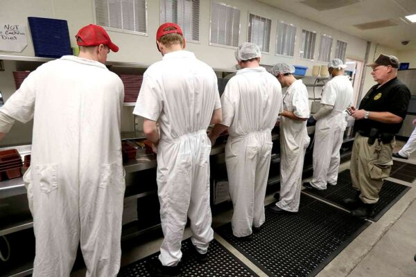 אסירים עובדים במטבח בכלא בקנזס, ארה"ב. ארכיון (AP Photo/Charlie Riedel)