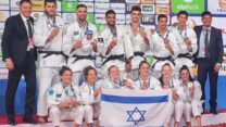 נבחרת הג'ודו של ישראל עם מדליית הארד באליפות העולם (צילום: איגוד הג’ודו העולמי)