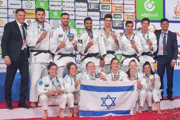 נבחרת הג'ודו של ישראל עם מדליית הארד באליפות העולם (צילום: איגוד הג’ודו העולמי)