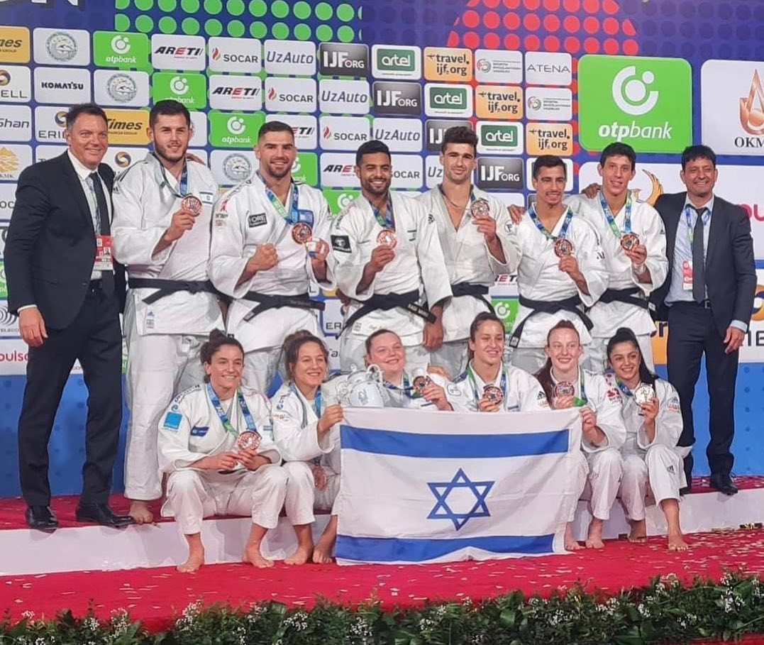 נבחרת הג'ודו של ישראל עם מדליית הארד באליפות העולם (צילום: איגוד הג’ודו העולמי)