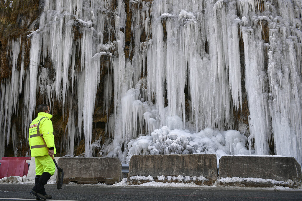 קיר שקפא בחורף בעיירה בצפון ספרד. ינואר 2021 (צילום: AP Photo/Alvaro Barrientos)