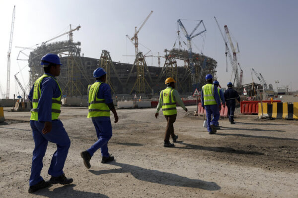עובדים זרים באתר הבנייה של האצטדיון בלוסייל שבקטאר (צילום: AP Photo/Hassan Ammar, File)