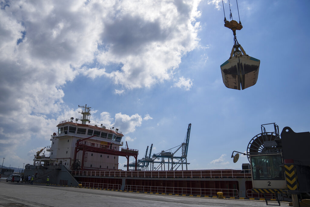 ספינת התבואה הראשונה שהגיעה מאוקראינה לטורקיה לאחר שהושג הסכם על חידוש ייצוא התבואה, אוגוסט 2022 (AP Photo/Khalil Hamra)