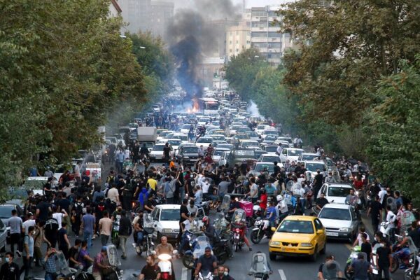 הפגנה בטהרן במחאה על מותה של מהסא אל אמיני (צילום: AP Photo. File)